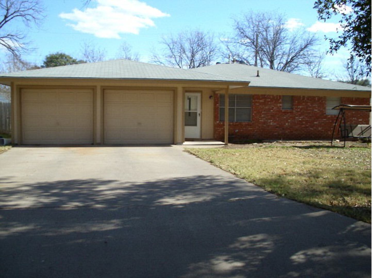 Welcome Home to Comfortable Living in Sherwood Terrace Addition AVAILABLE NOW! – photo 1