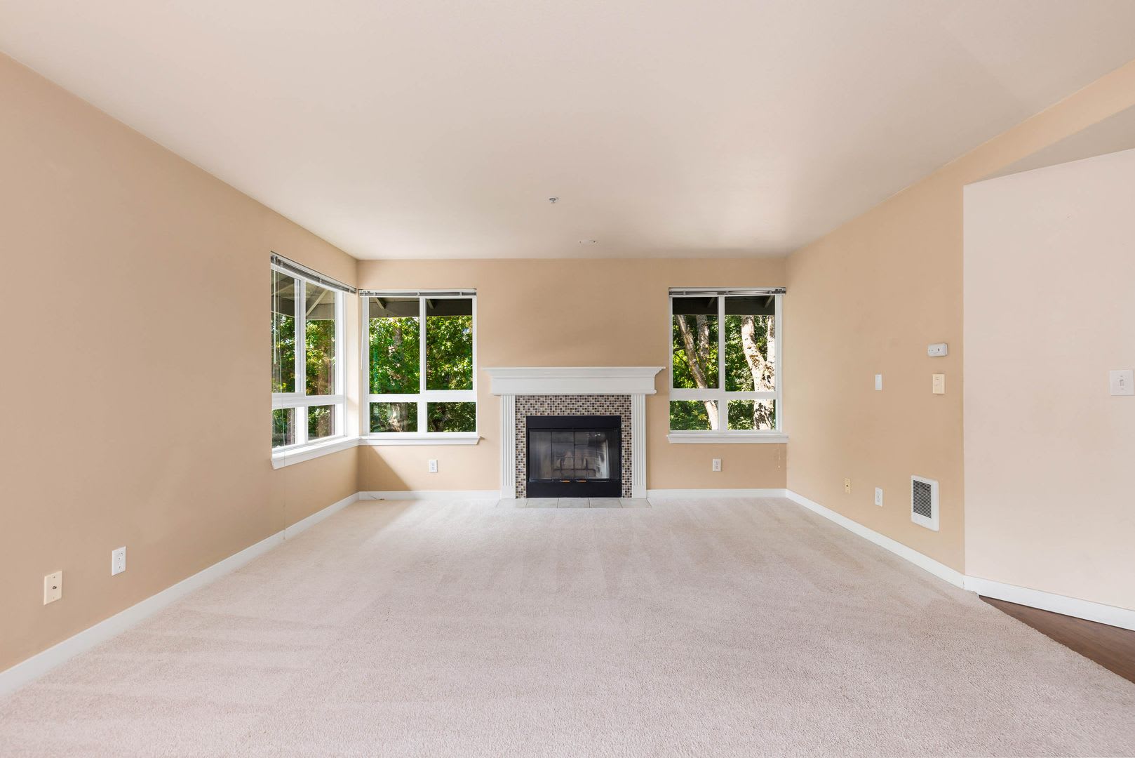 Top Floor 1 Bedroom Condo In Great Location – photo 4