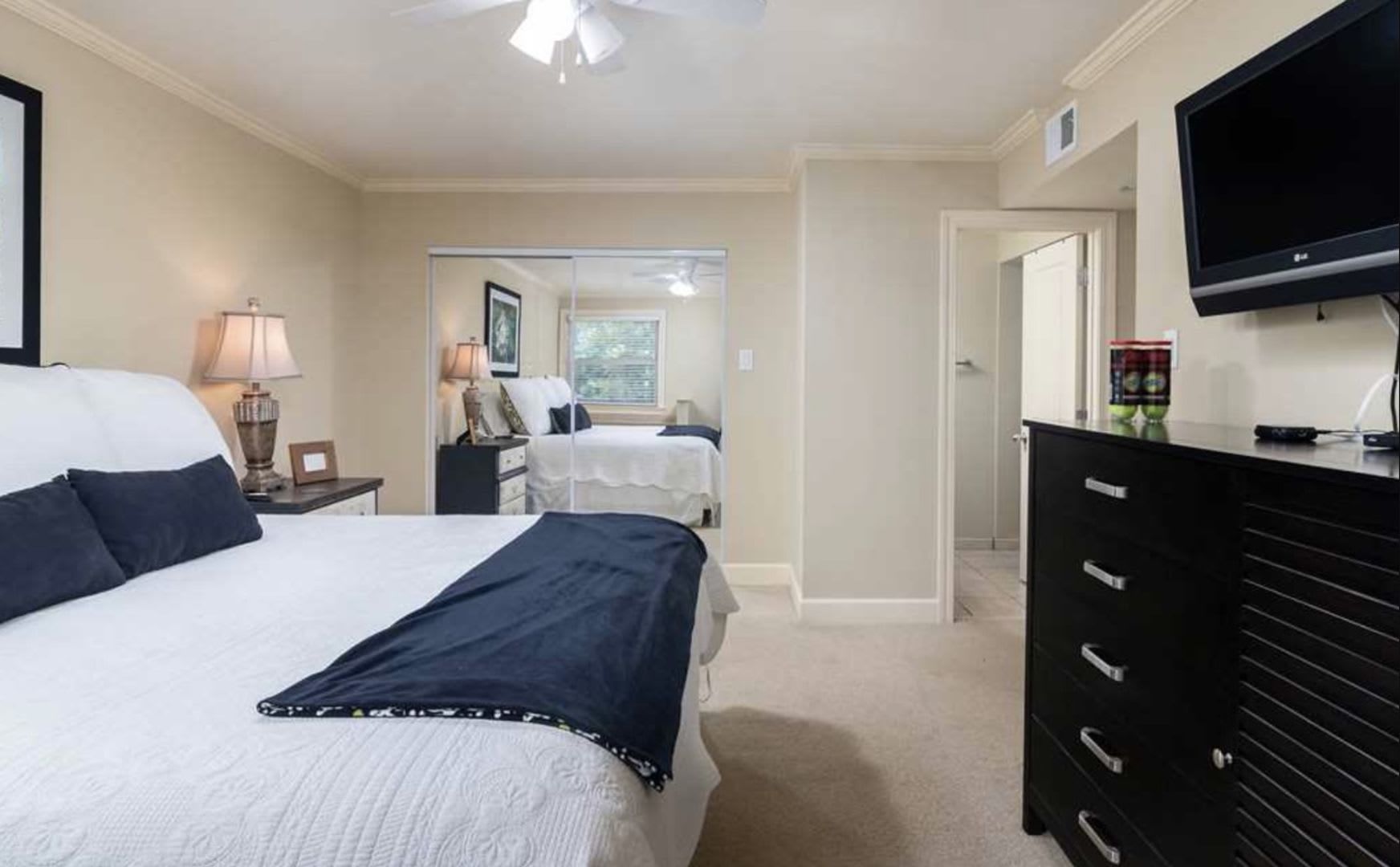 Great 3 bed 2 bath condo in Turnberry Condos – photo 3