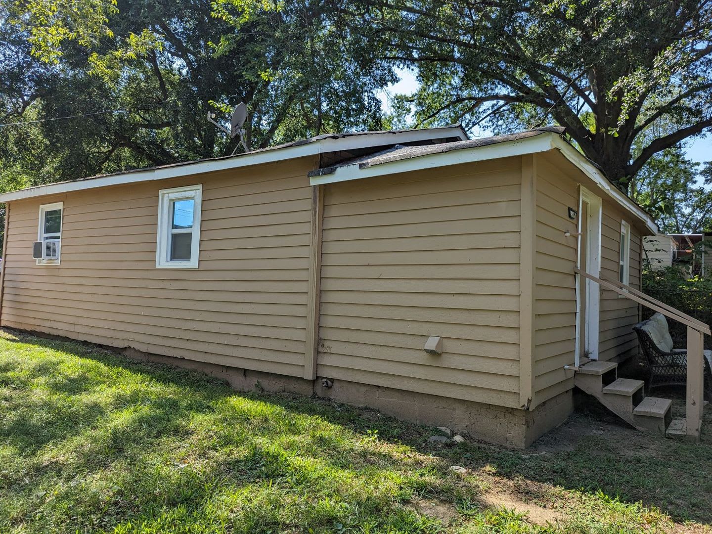COMING SOON! 2 Bed / 1 Bath – photo 2