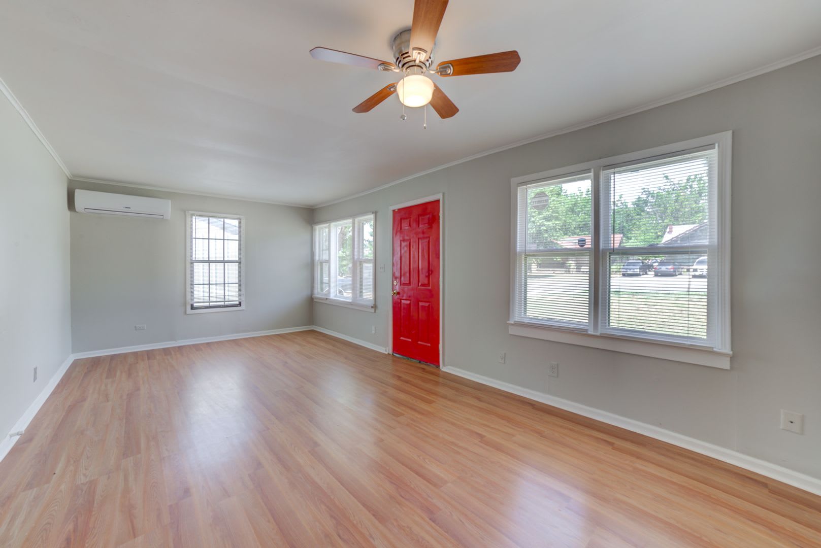 COMING SOON! Newly Renovated 2 Bed / 1 Bath house! Apply today! – photo 3