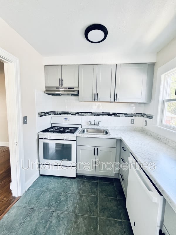 235 7th Ave N – photo 4