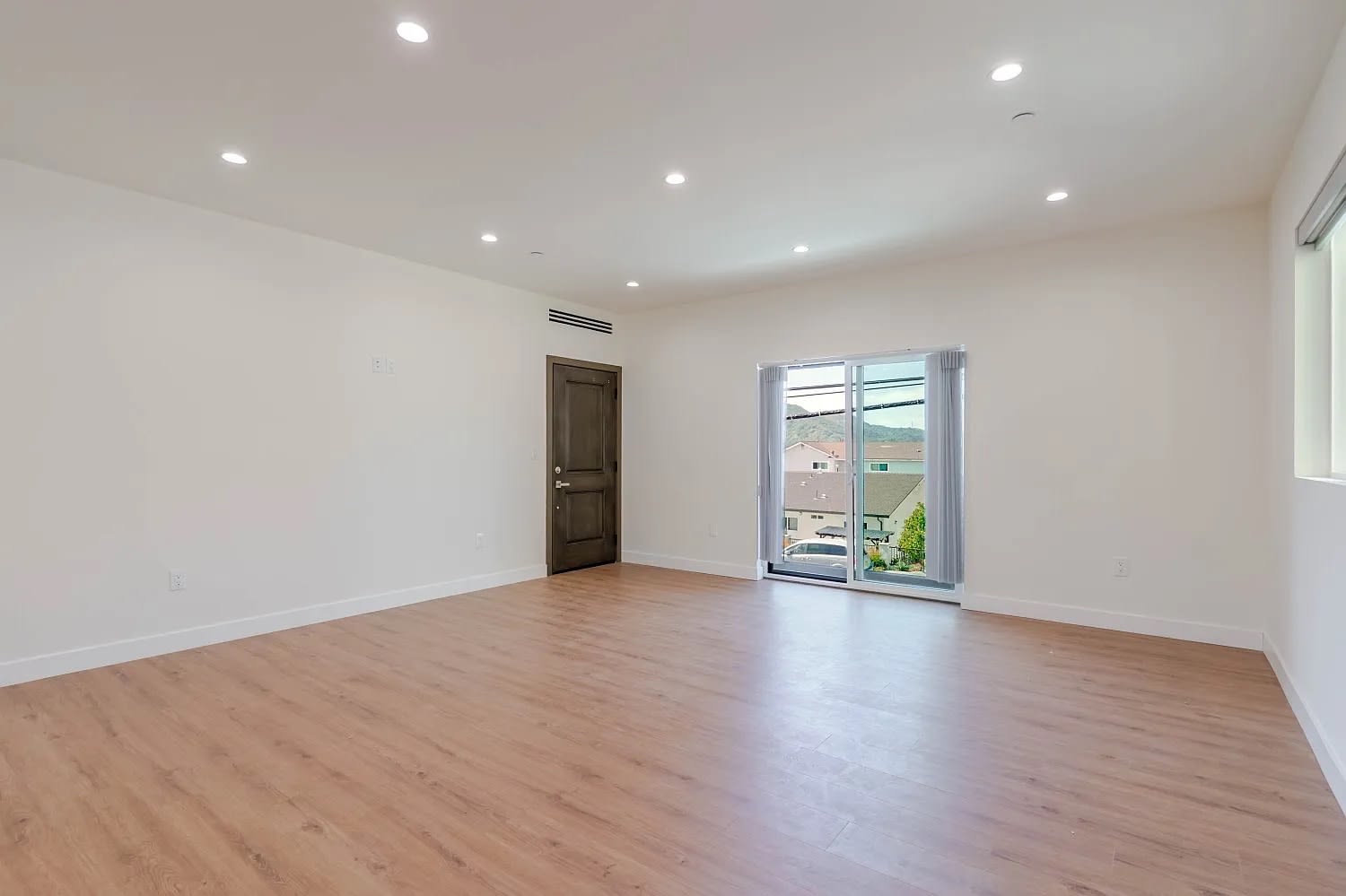 10230 Tujunga Canyon Blvd – photo 4