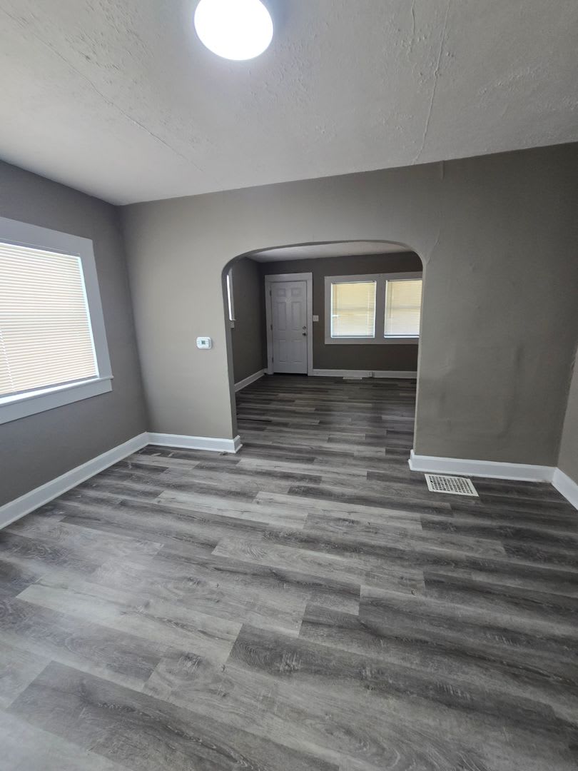 Spacious One Bedroom Duplex Near E Michigan And Emerson – photo 4