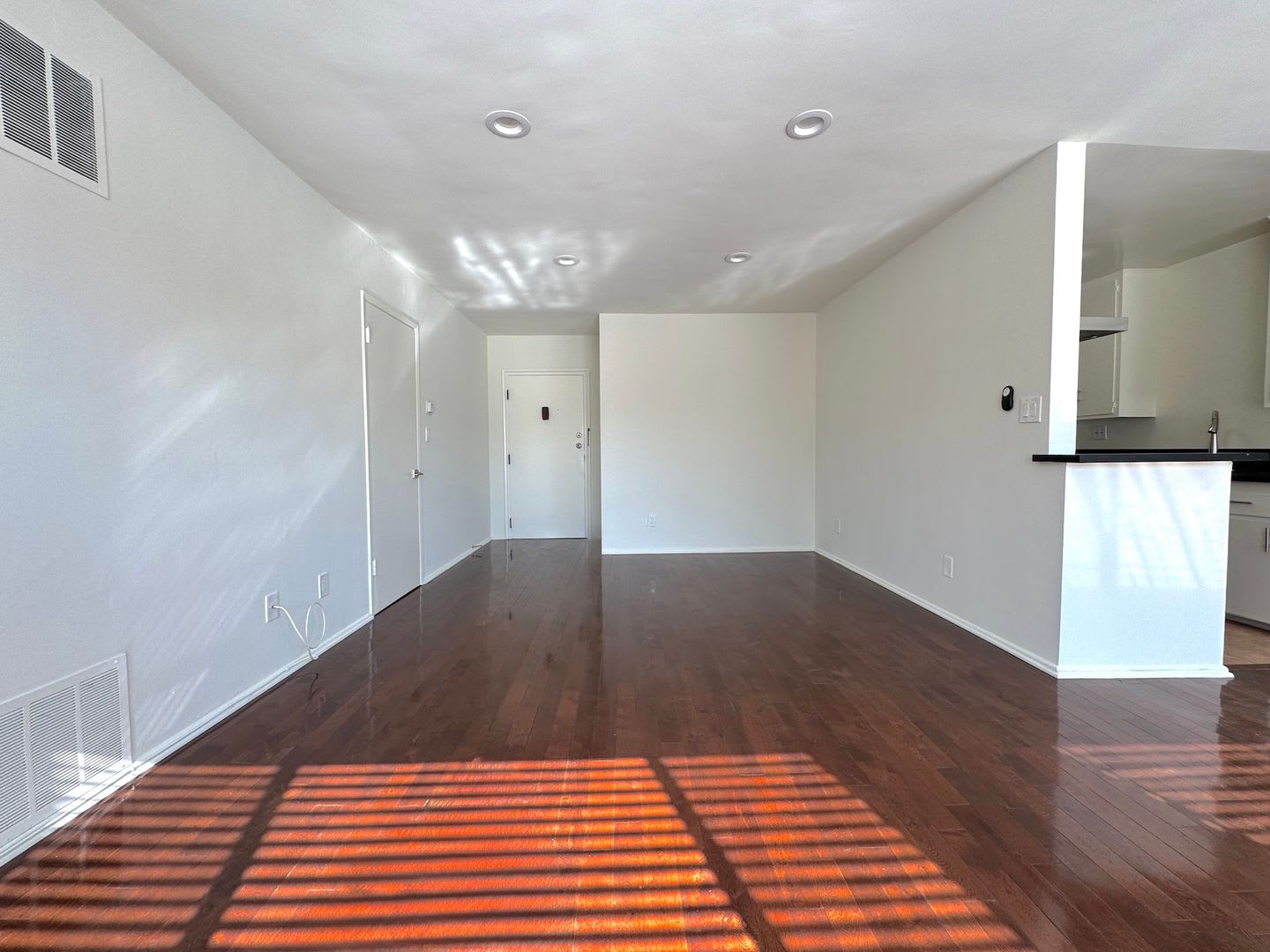 Spacious Top Floor 1 Bedroom in West Hollywood! – photo 2
