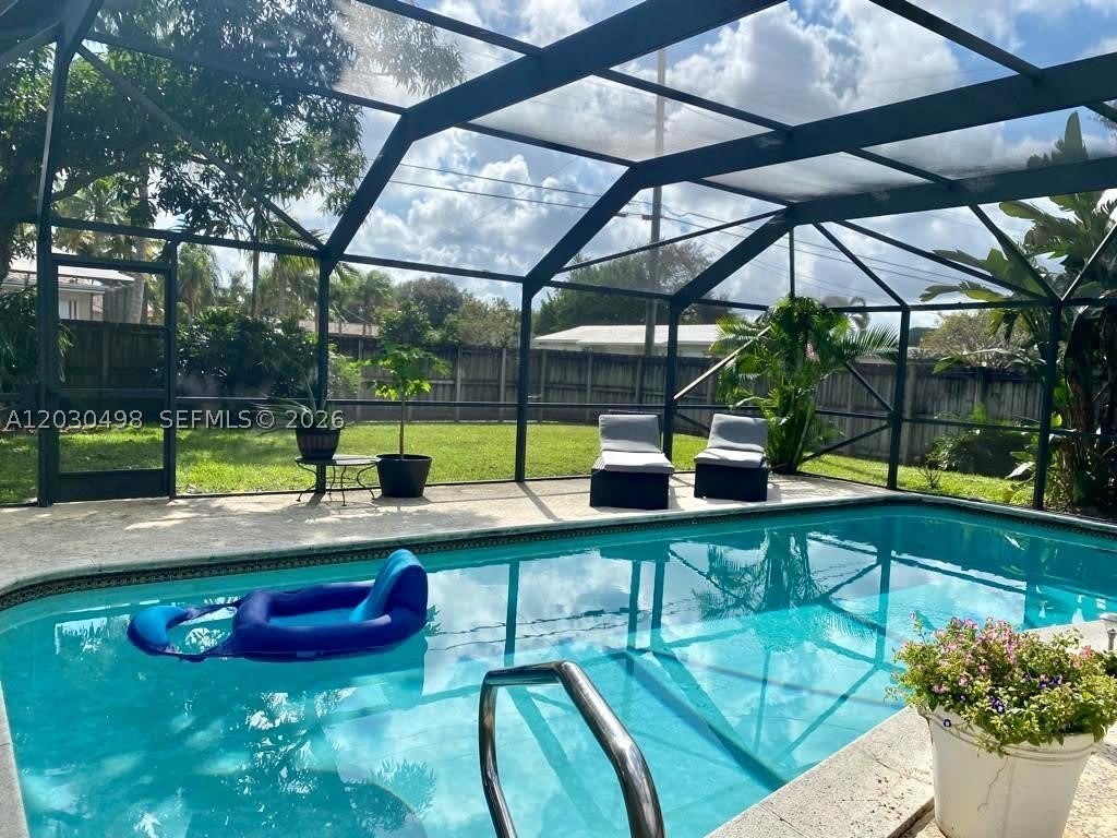 4116 Taft St – photo 2