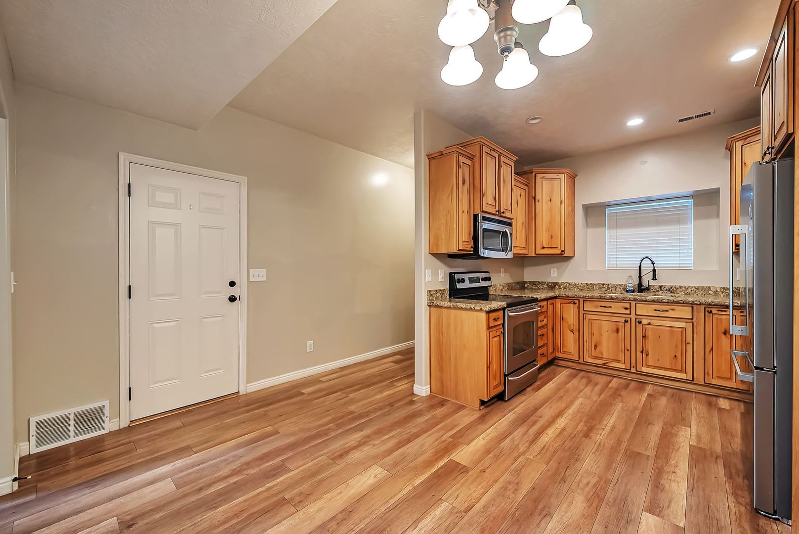 Beautiful Riverton Townhome In Gated Community W 1 Car Garage Attached – photo 5