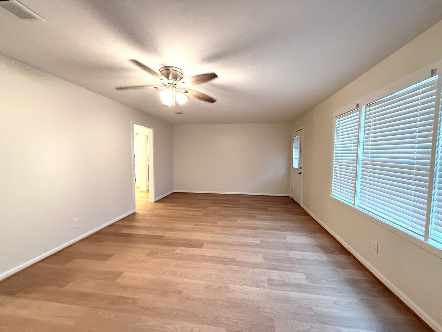 Gorgeous and spacious 4/2/2 on almost an acre in Angleton – photo 4