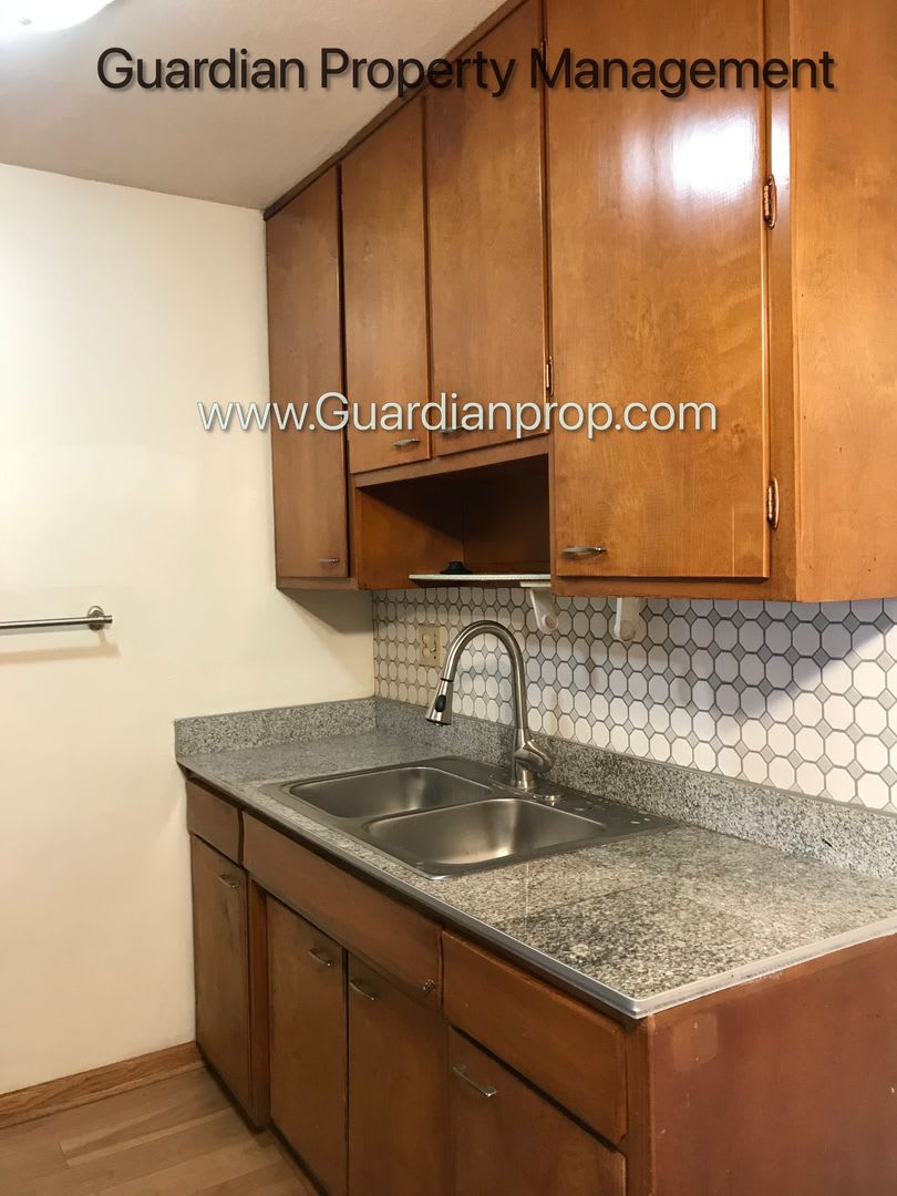 Bloomington Main Floor Apartment, Granite Countertops, Heat Paid, Free Parking, Storage Unit Included – photo 4