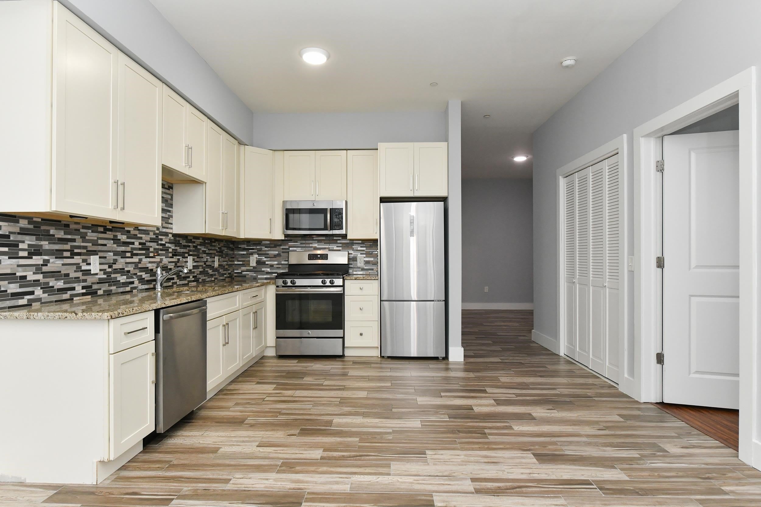 424 WHITON ST – photo 2