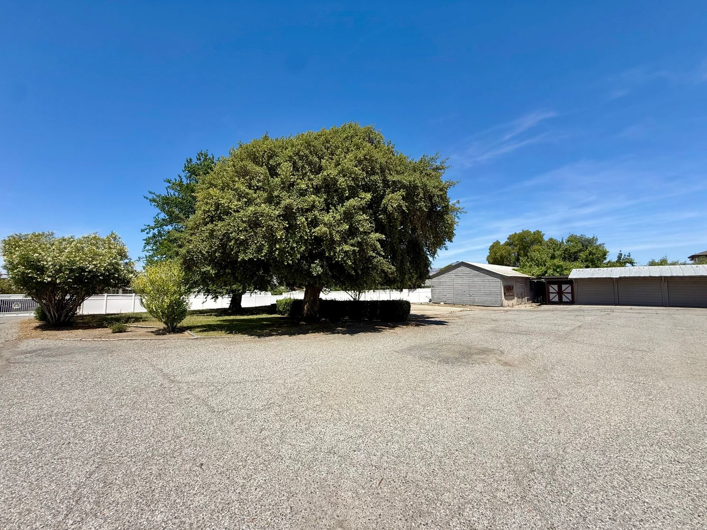 3 bedroom + 1 acre + shop – photo 4