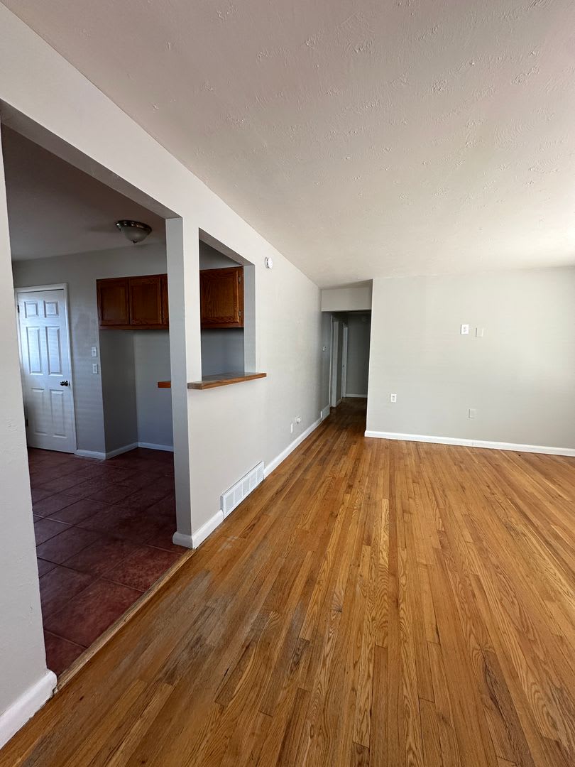 5 bedroom 2 bathroom Sinlge Family House in North Denver – photo 3