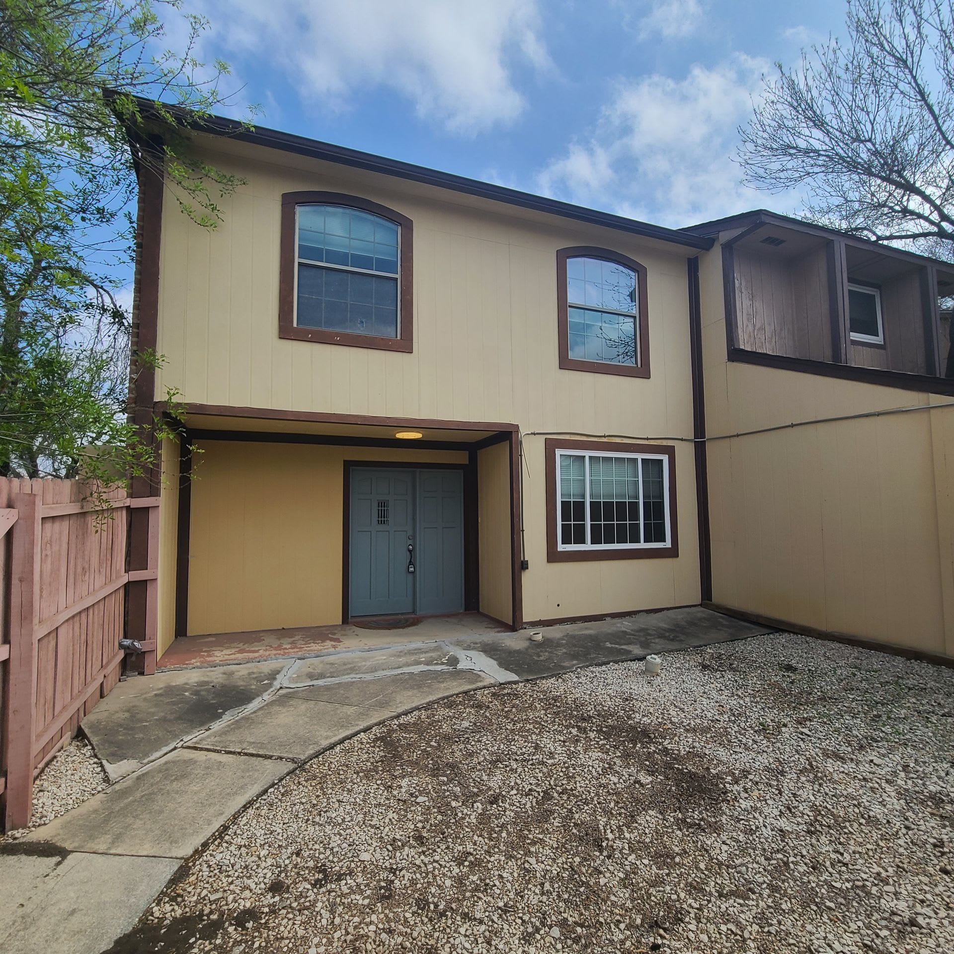 Spacious 3 BR+study/2.5 bath end-unit townhome w/balcony & patio! – photo 2
