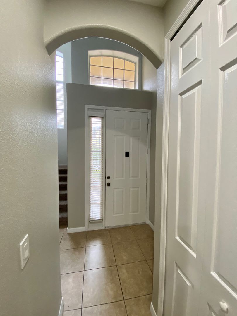 Move In September Stunning 4 Bedroom Loft 2 5 Bath Townhome Gated Community In Avalon Park 1 Car Attached Garage Hoa Handles Lawn Care Primary Bedroom On 1St Floor – photo 5