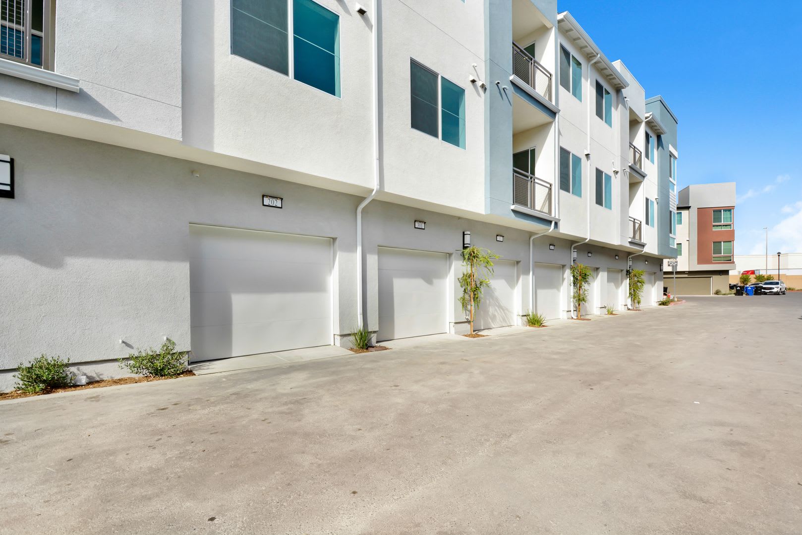 Just reduced and priced to rent fast! Modern Urban 2 Bed, 2 Bath Condo in Prime Ontario Location. – photo 3