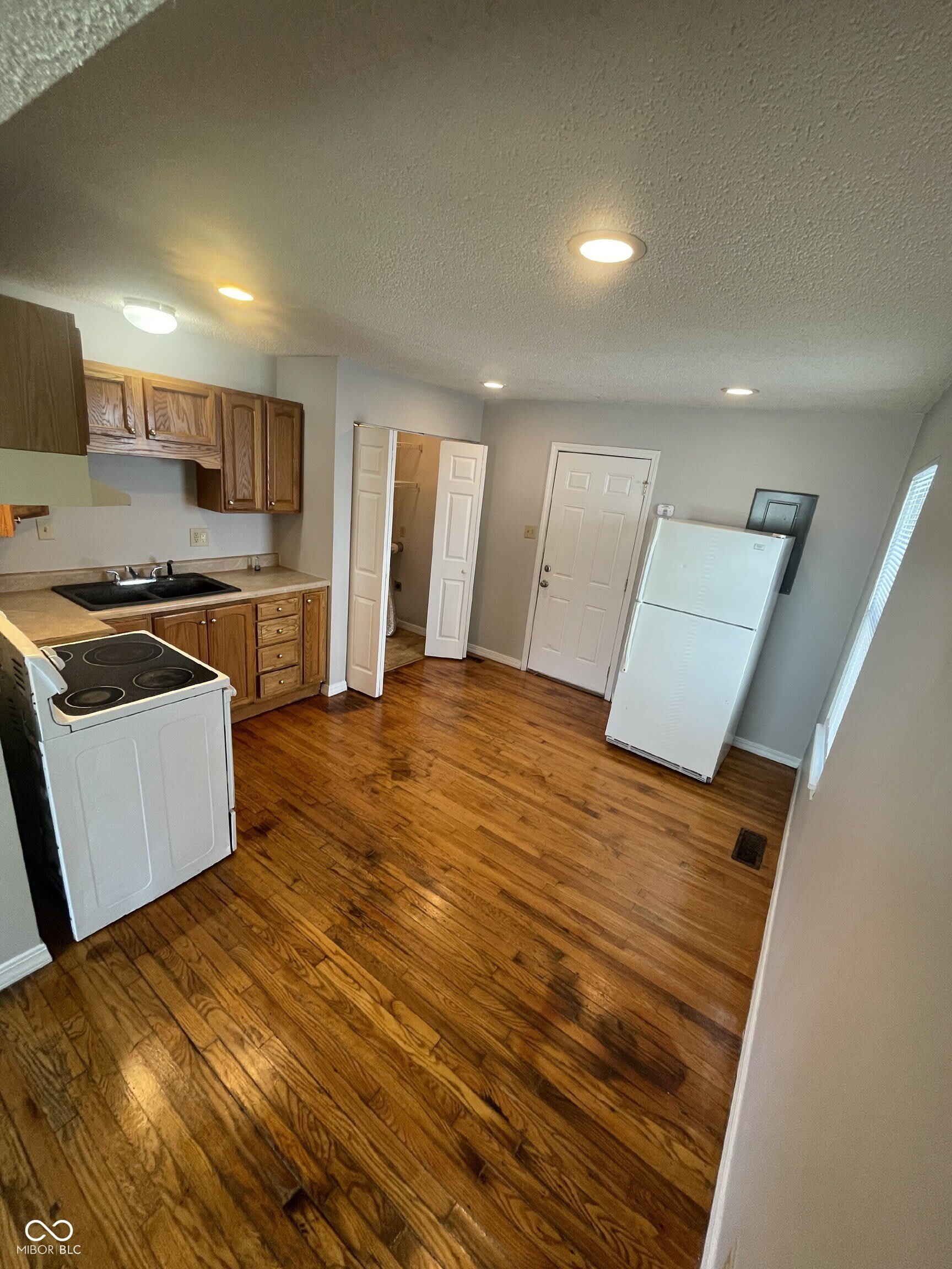5819 Greenfield Avenue – photo 4