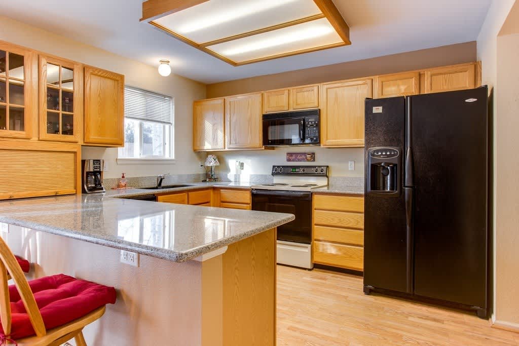 Great 3BR 2.5BA w/ Finished Basement! Excellent Location! – photo 5