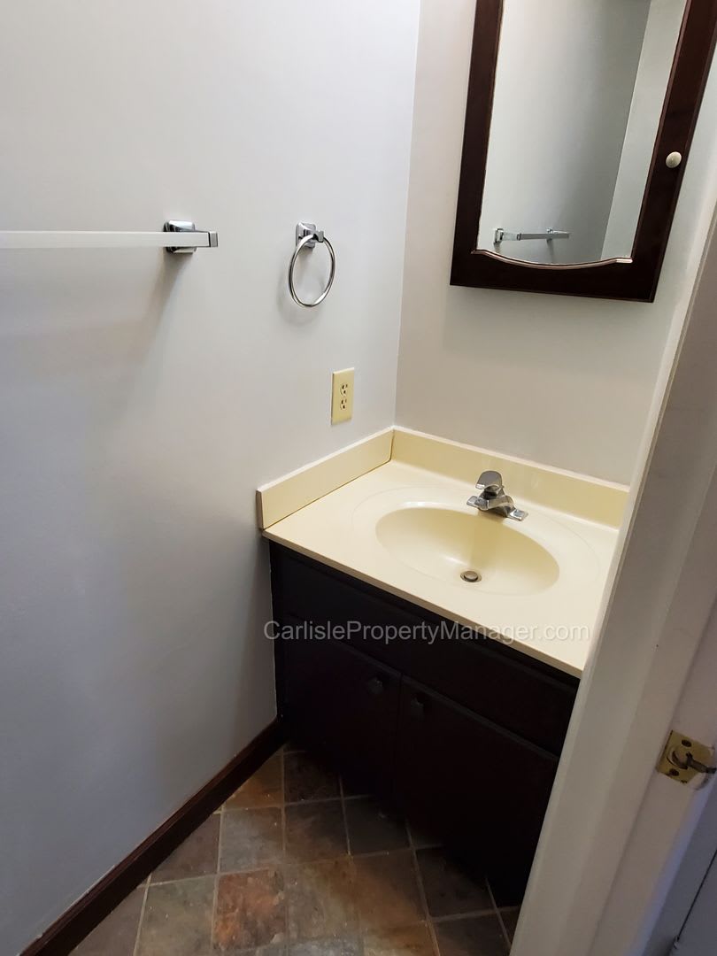 Pet Friendly 3 Beds 1 5 Bath Central A C Off Street Parking Basement With Included Laundry And Front And Back Yards – photo 4