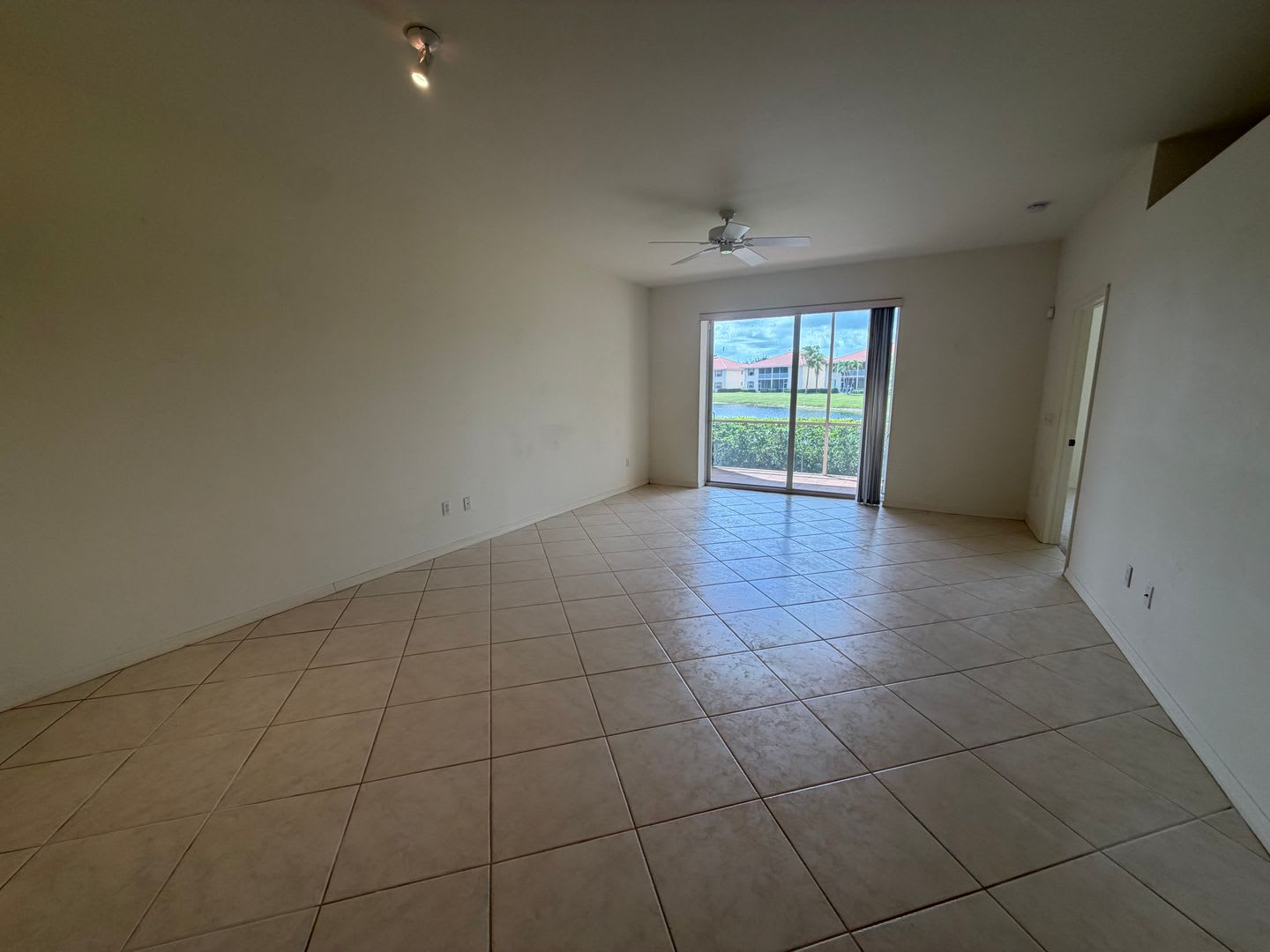 Annual Rental 3 Bed 2 Bath Condo With 1 Car Garage In Sherwood – photo 3