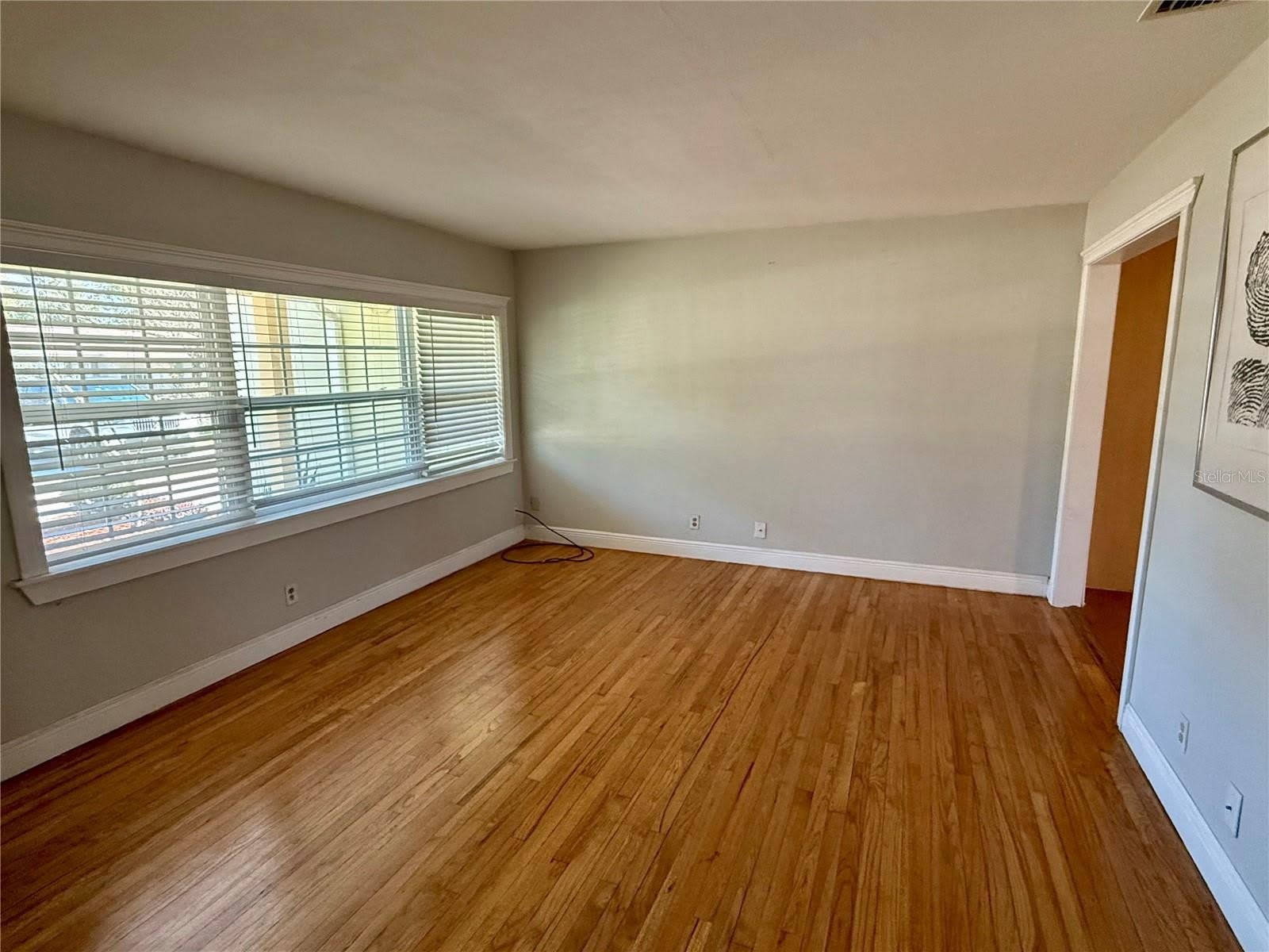 4313 S HUBERT Avenue – photo 3