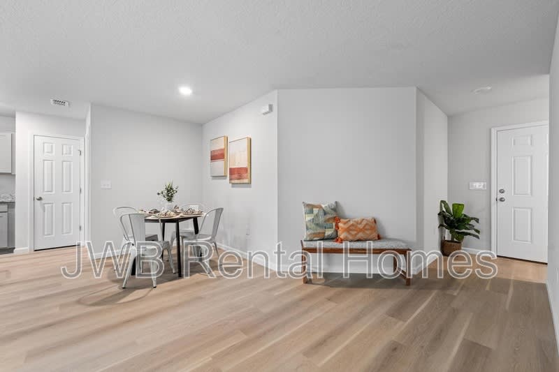 926 Kenmore St – photo 5