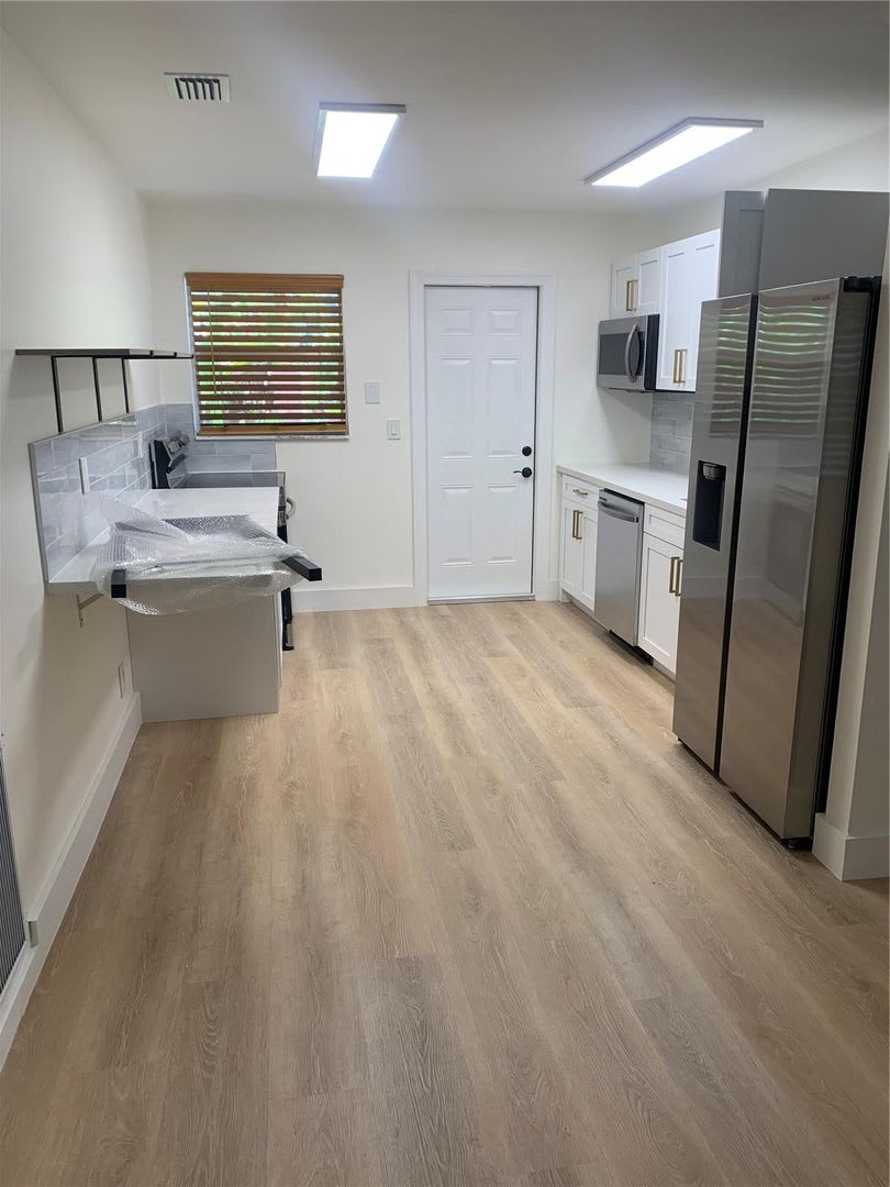 GREAT 2/1 UNIT AVAILABLE FOR IMMEDIATE MOVE-IN!! – photo 2