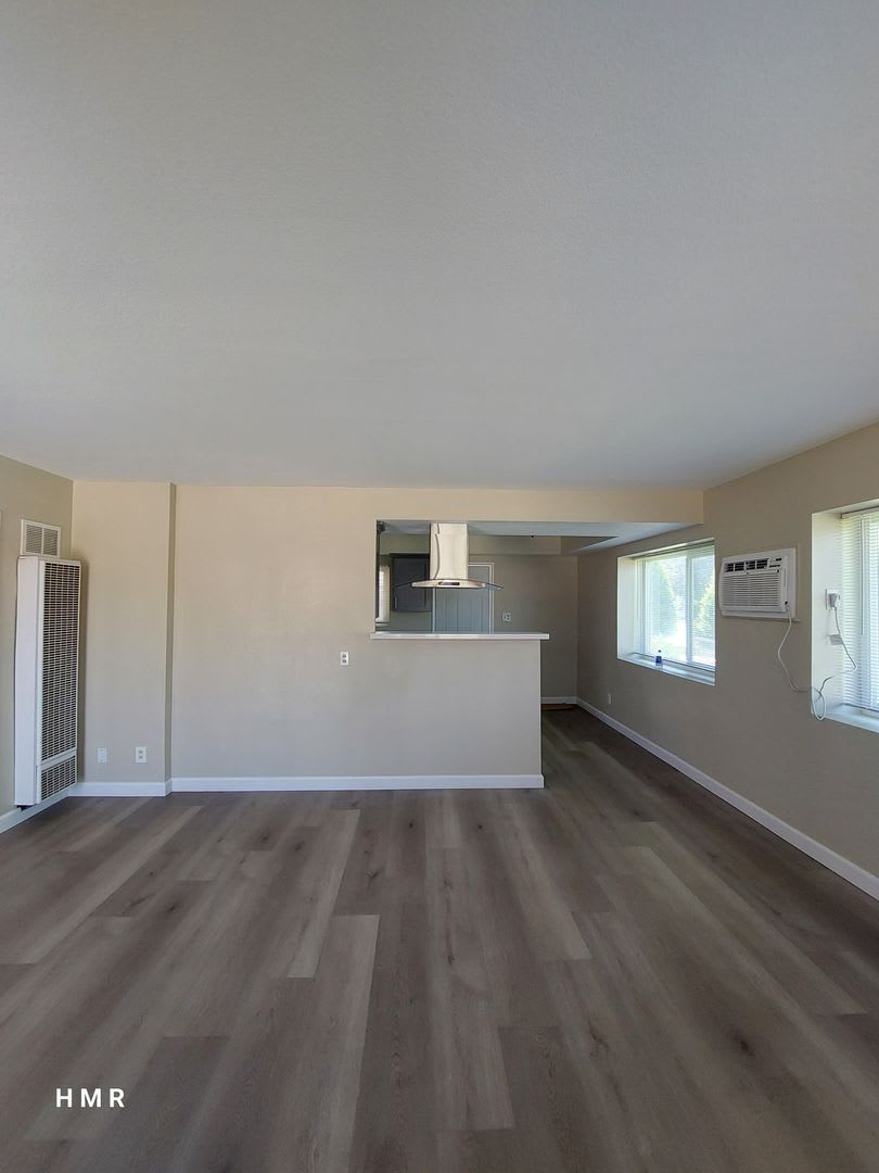 Stylish 2-Bedroom Duplex: Modern Upgrades &amp; Prime Location – photo 2