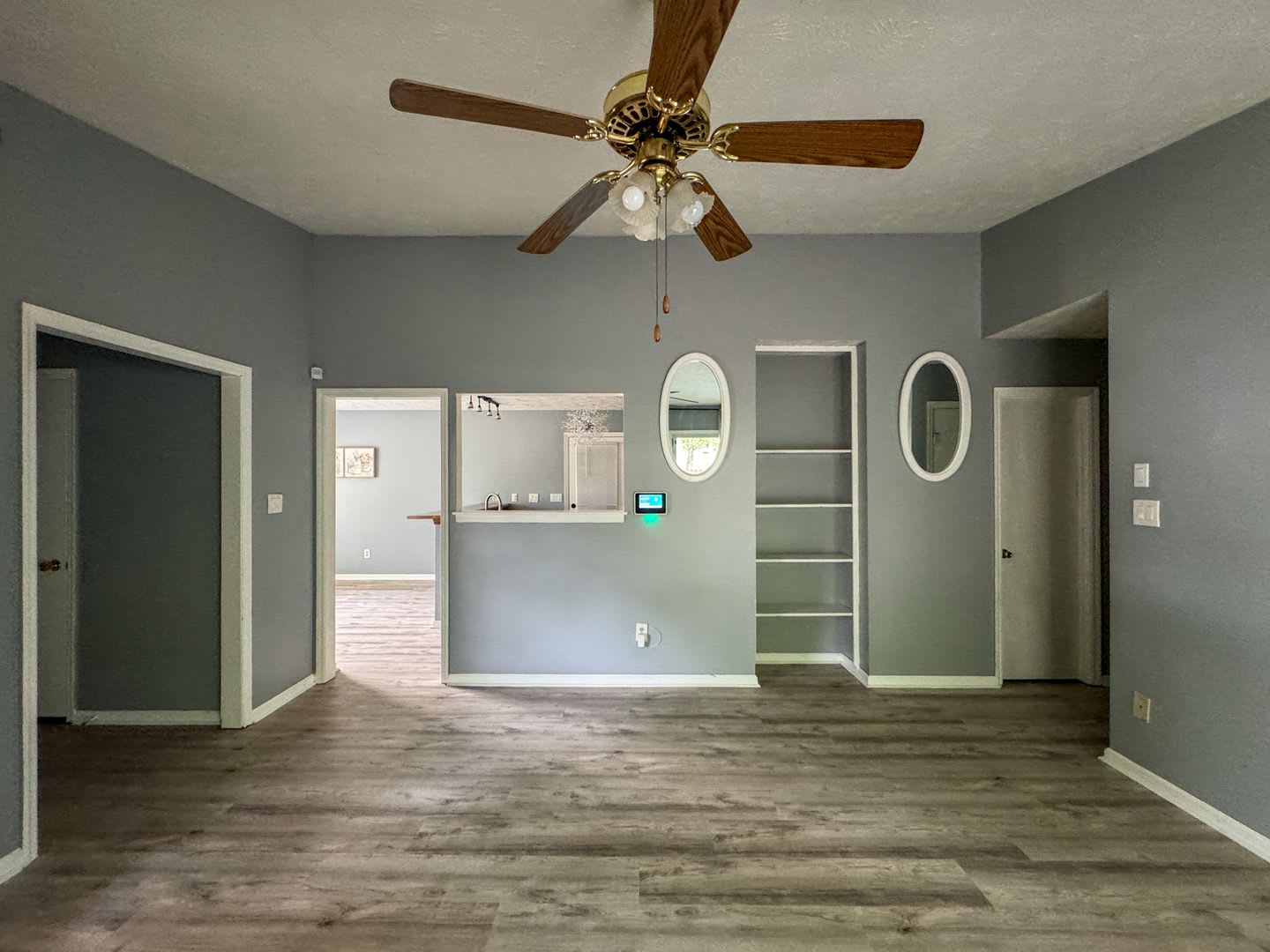 Charming 3 Bed 2 Bath Home with Fenced Yard – photo 4