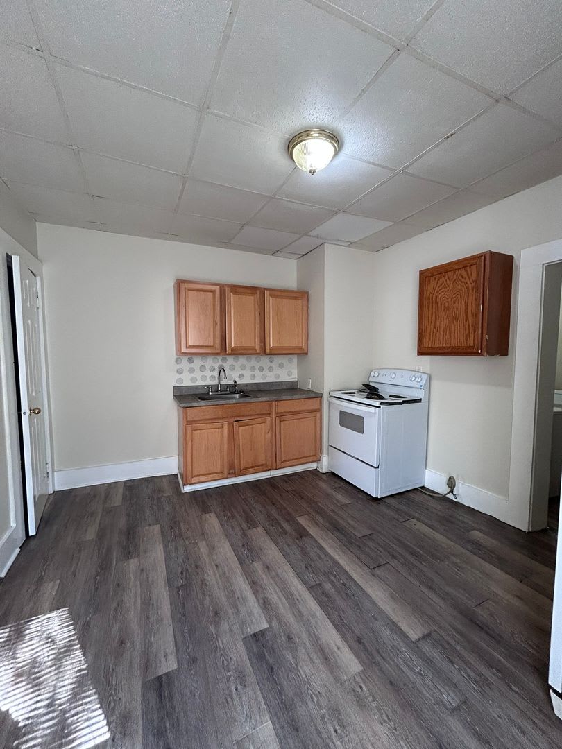 3 bedroom, 1 bath, 2 story half double house – photo 4