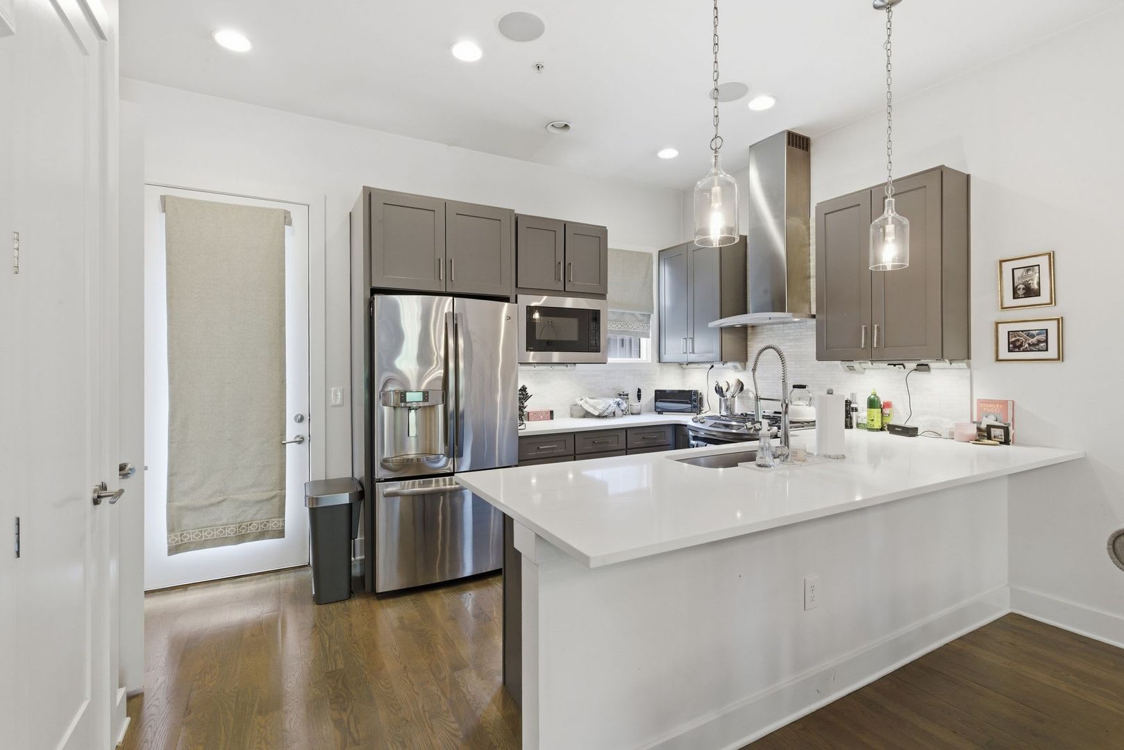 12 South Living Reimagined Modern 3Bd 3 5Ba Townhome With 2 Car Garage Washer Dryer Included 500 Rent Credit Lease By Sept 1St – photo 3