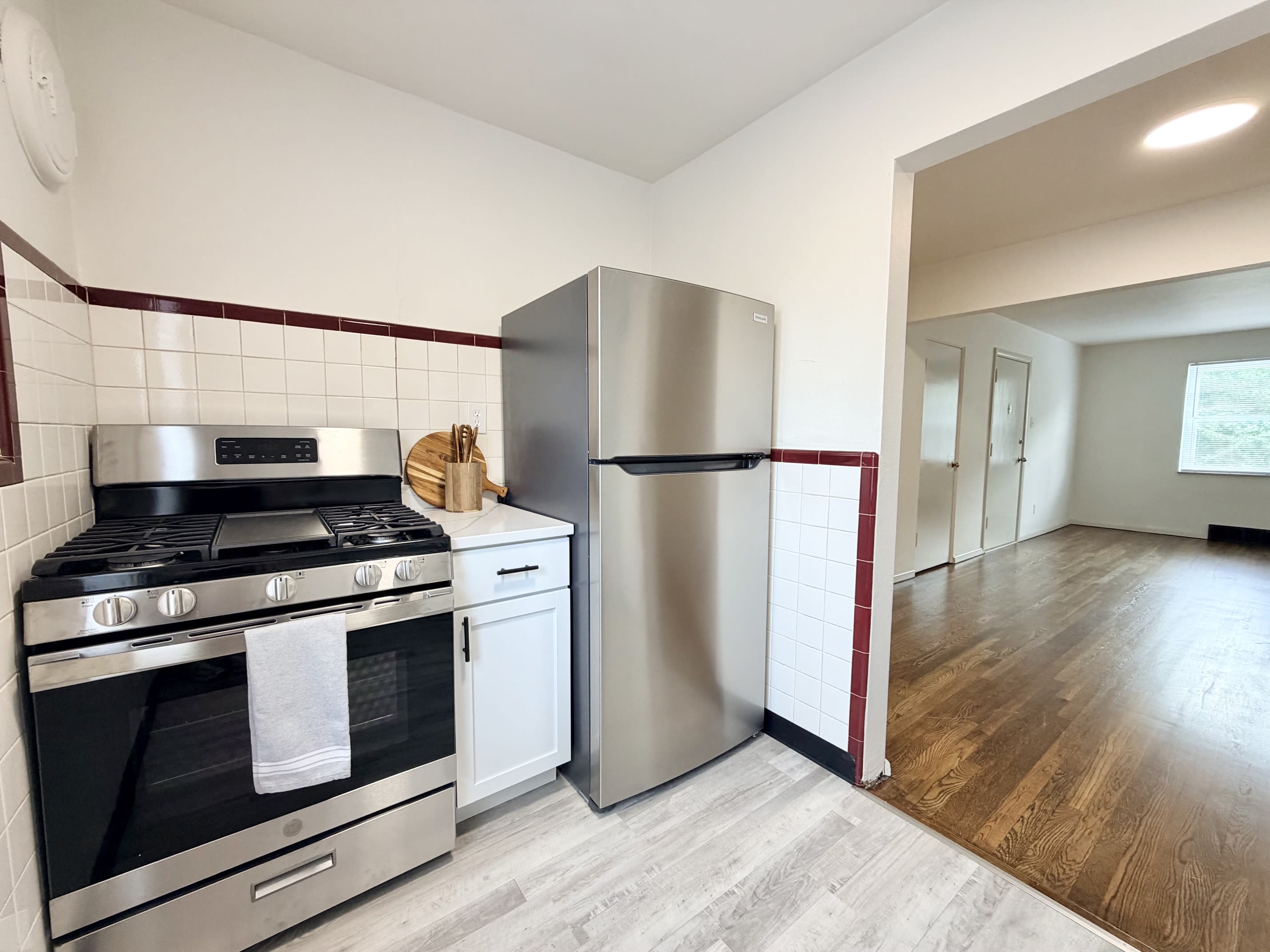 7176 Jamieson Ave – photo 4