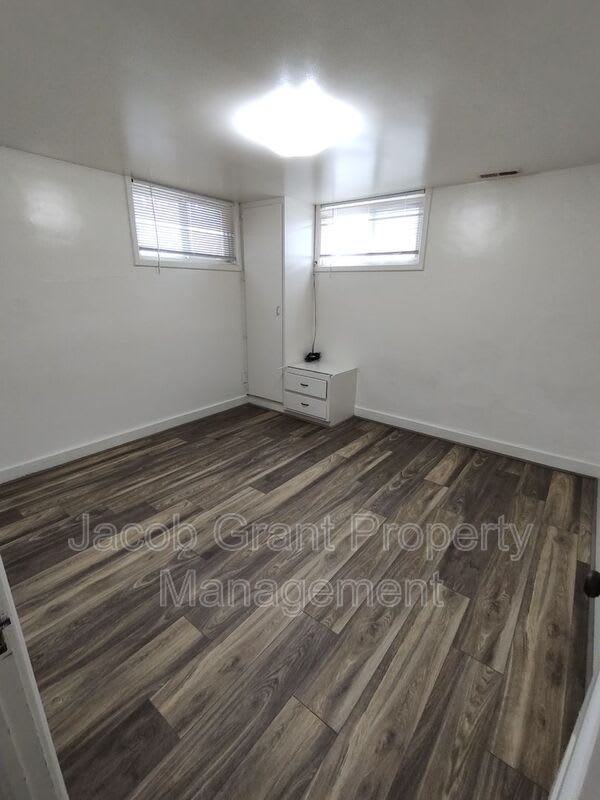 1110 E Lewis St – photo 5