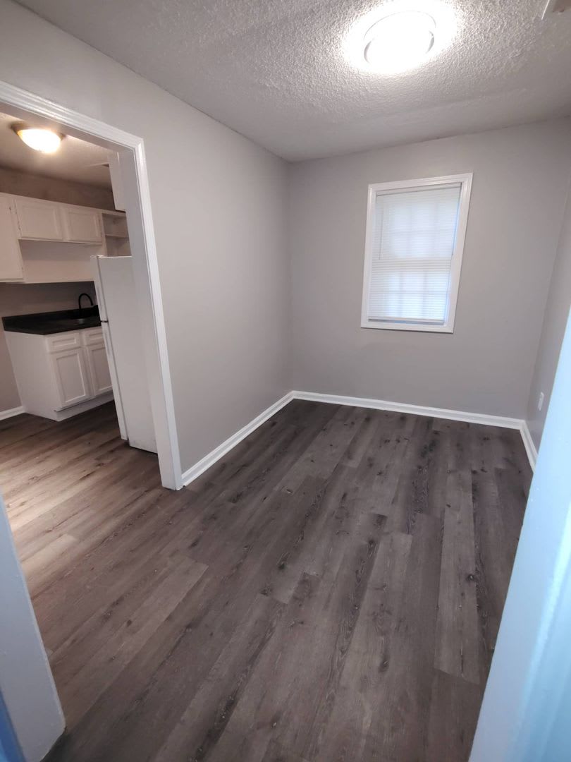 Newly Renovated 2 Bedroom / 1 Bathroom Home Available Now! – photo 4
