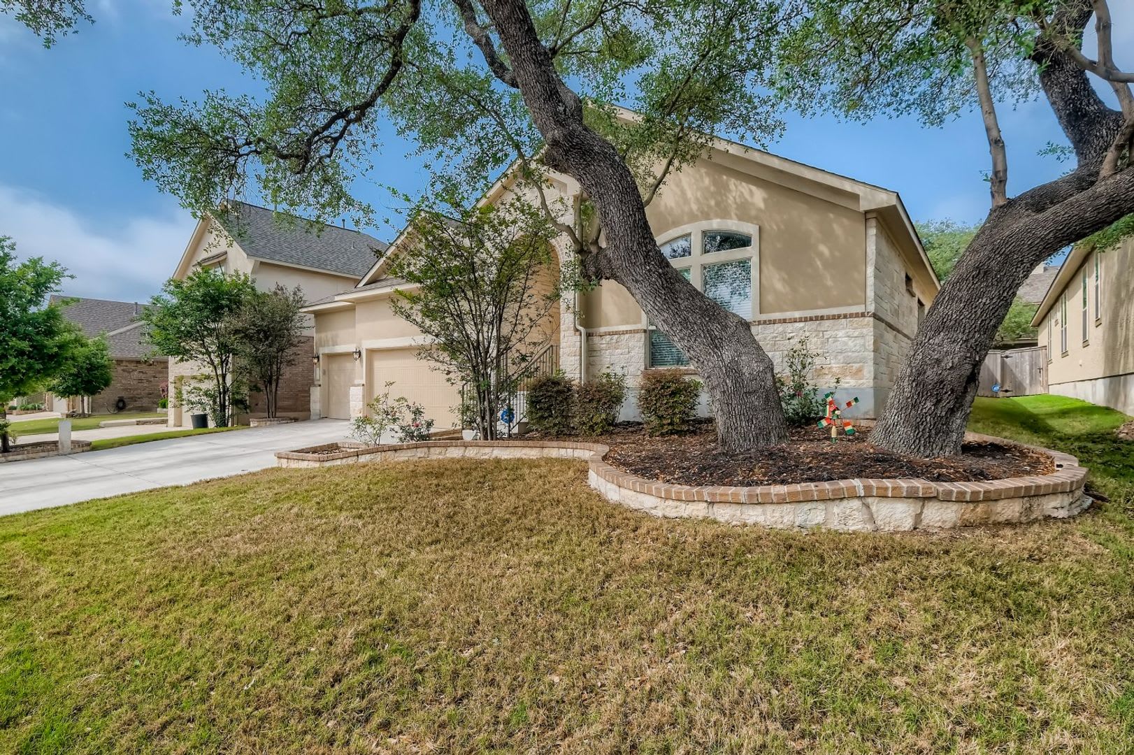 Stunning 4BR/3Bath 1-story luxury home in Alamo Ranch – photo 2