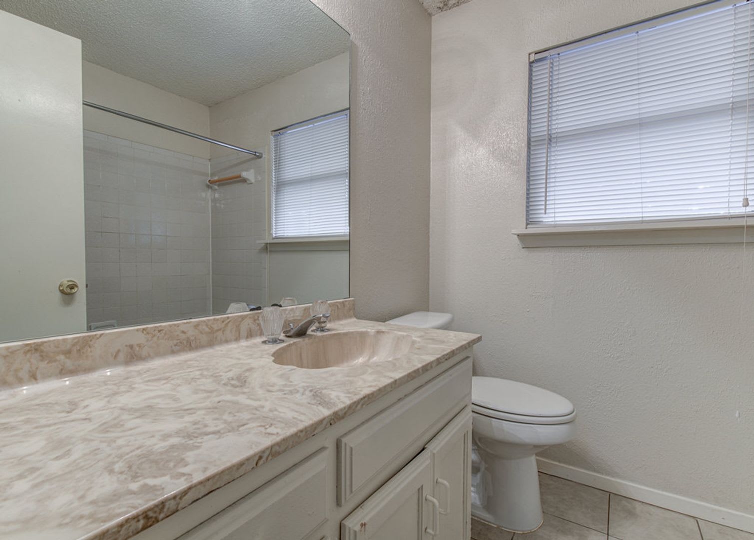 **TWO WEEKS FREE RENT** Charming 2-Bed, 1.5-Bath Duplex in South Austin! – photo 1
