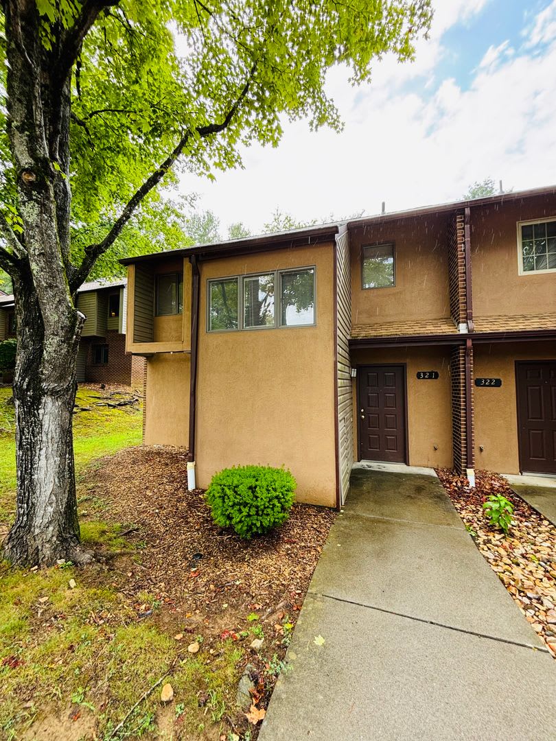 3 Bedroom 2 5 Bath Townhouse – photo 2