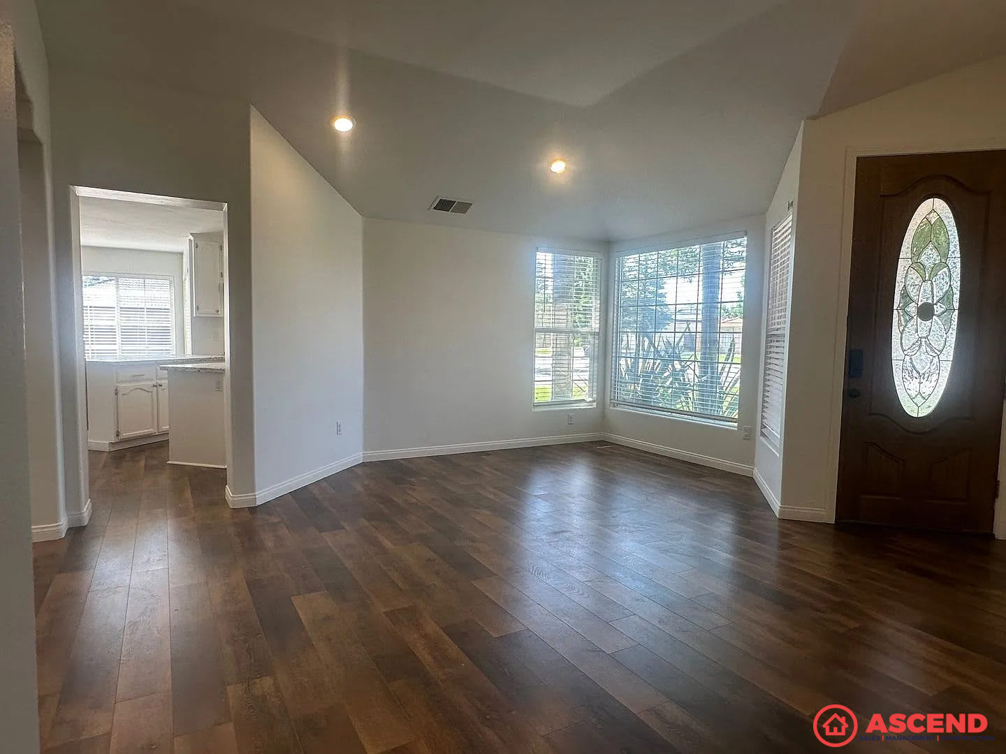 Spacious 3Bd 2 5Ba Home In Bakersfield S 93311 Hoa Community Pool Fireplace Garage Small Pets Welcome – photo 2