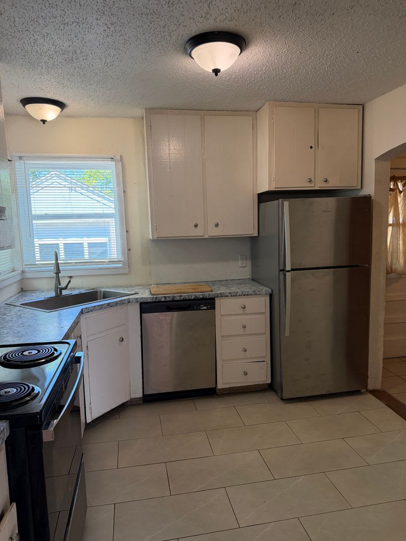 Cute 2 bedroom bungalow next to MSU – photo 4