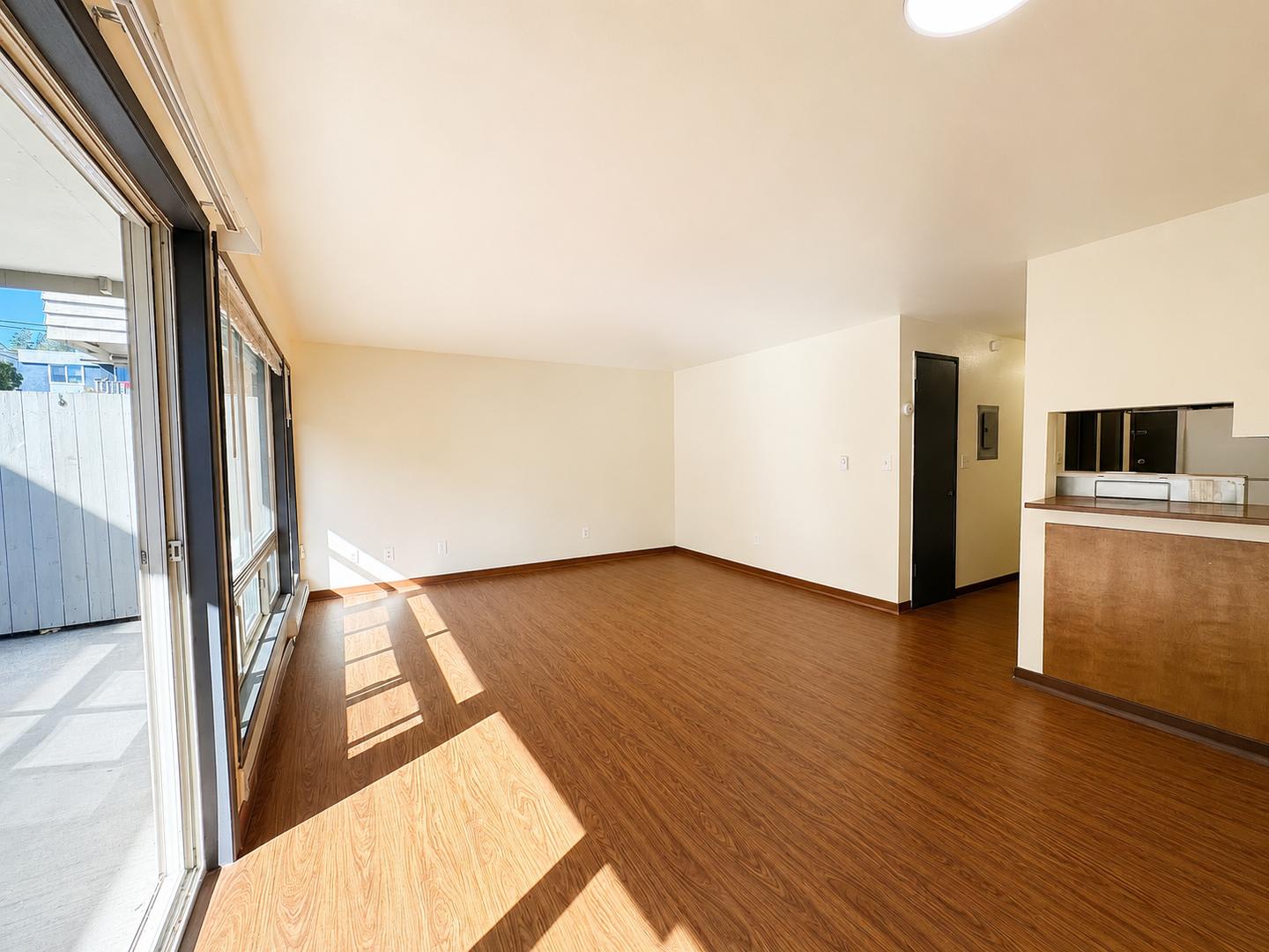 Bright 1 Bed 1 Bath Apartment For Rent In North Seattle Large Patio Off Street Parking Near Green Lake Fremont – photo 1
