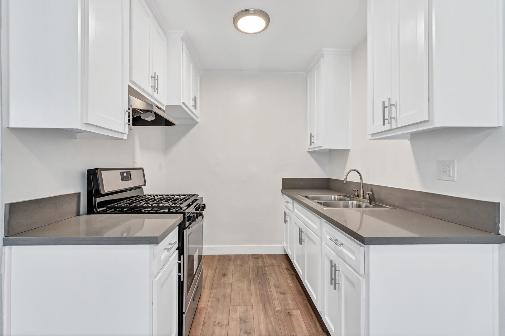 Beautiful 2 Bedroom 1 Bath Apartment Move In Ready – photo 4