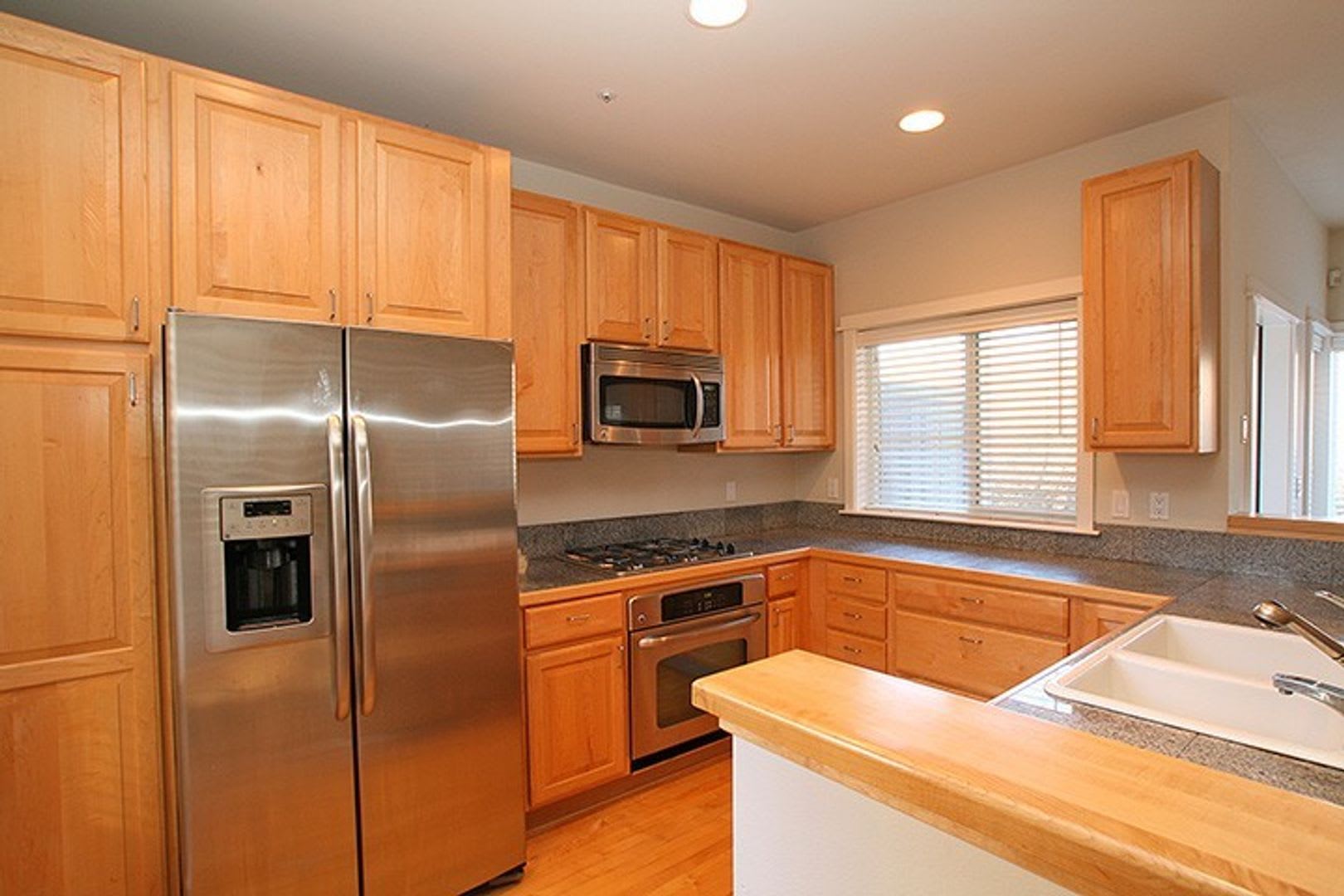 2bd/2.5ba Kirkland Townhome – photo 4