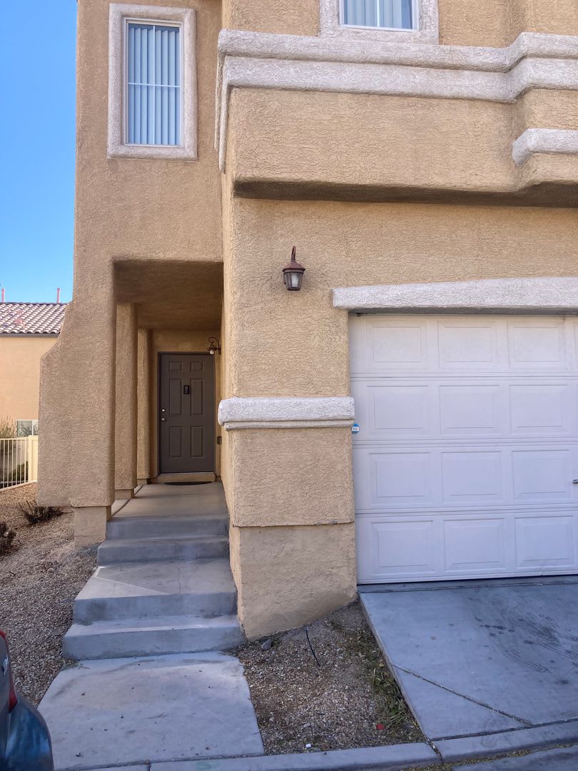 4 bedroom 2.5 Bath 2 car garage near Sky Canyon – photo 2