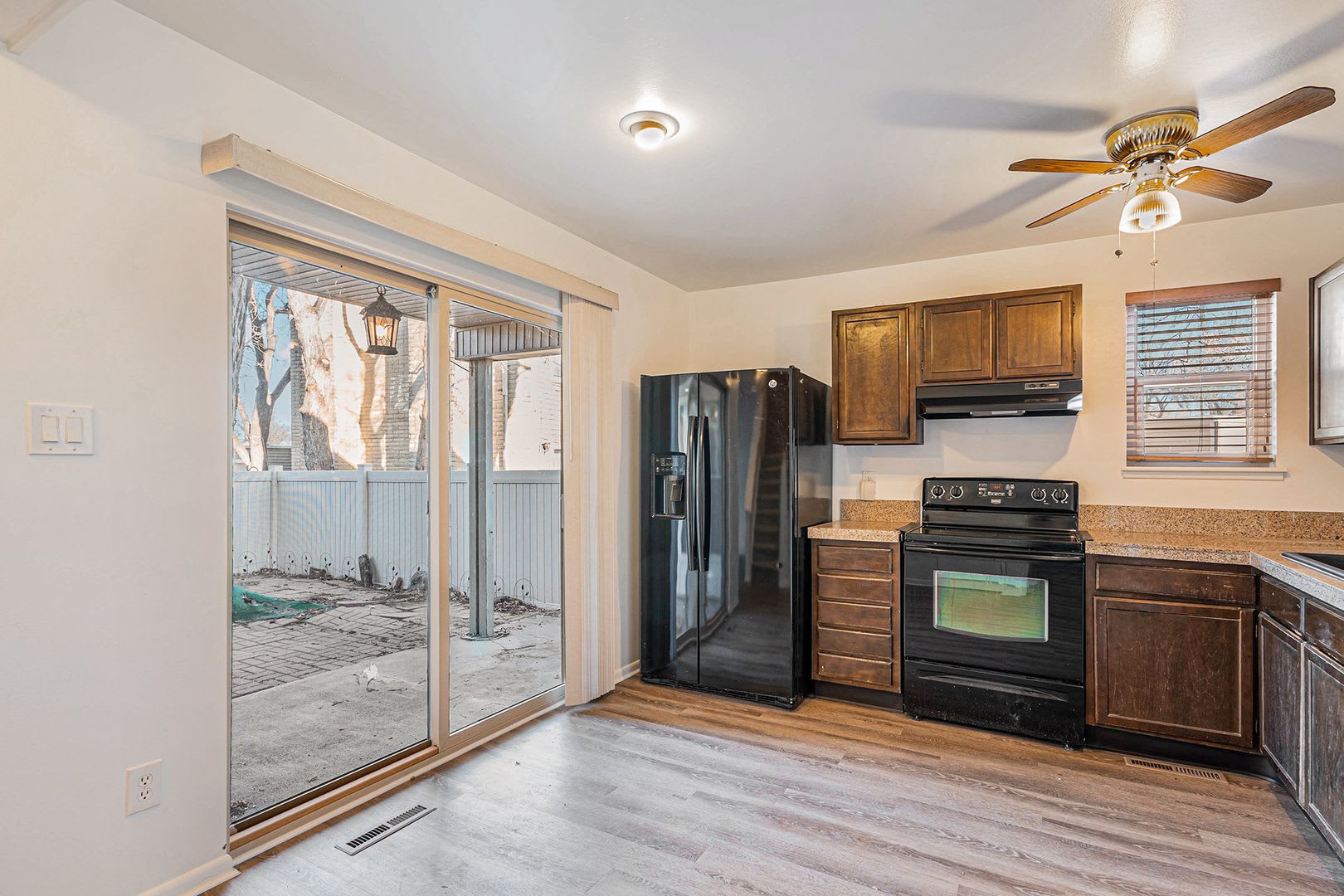 3 Bedroom, 1.5 Bath Condo Available in Cinnimon Courtyard – photo 1