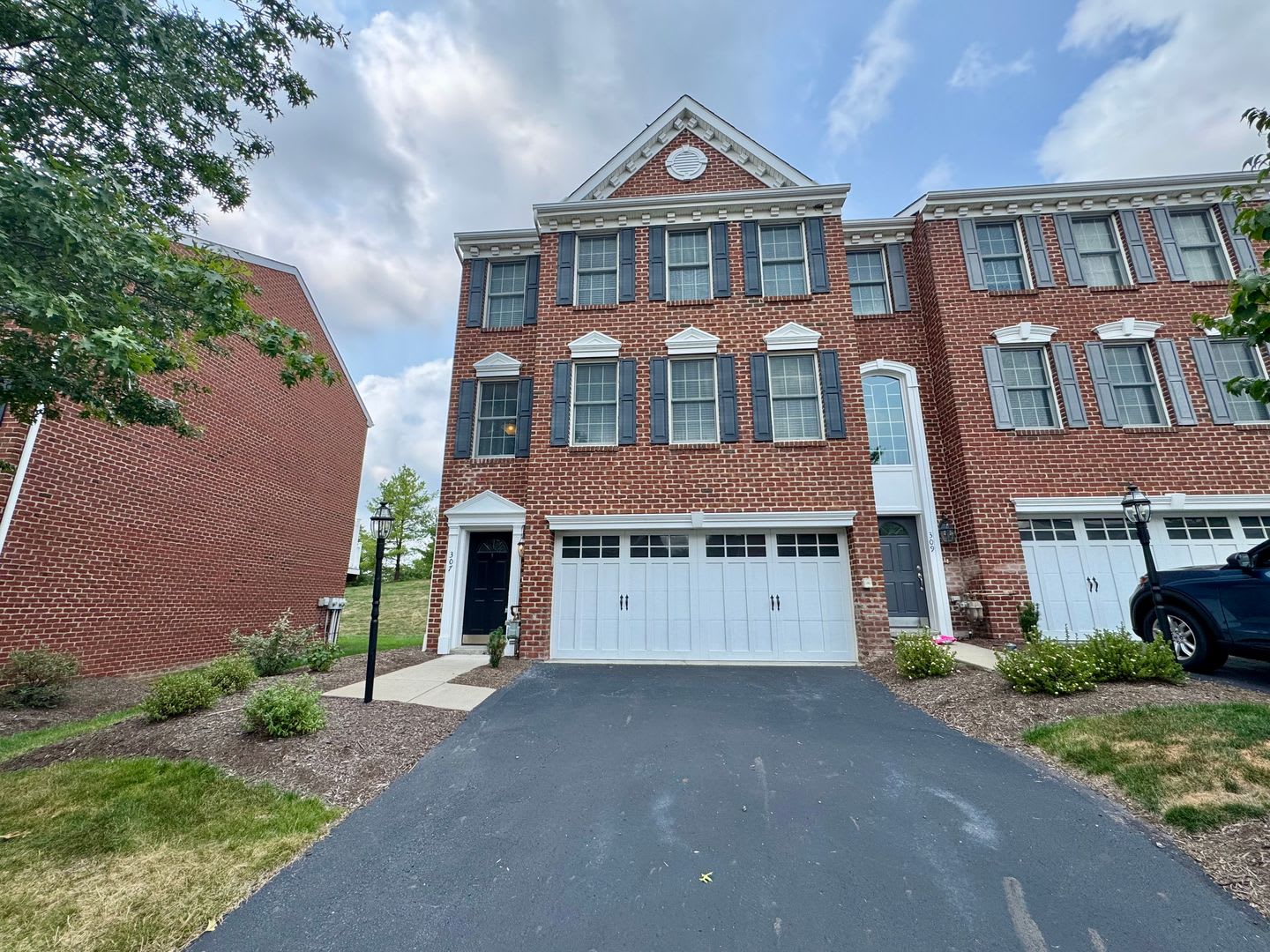 Move-In Ready Wexford Home Featuring Modern Updates and an Attached Two-Car – photo 2