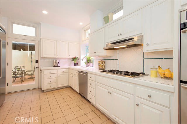 3546 Dixie Canyon Place – photo 2