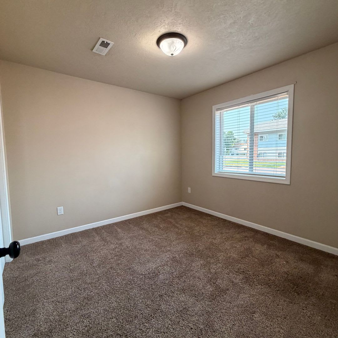 Spacious 3 Bedroom 3 Full Bathroom Townhouse – photo 5