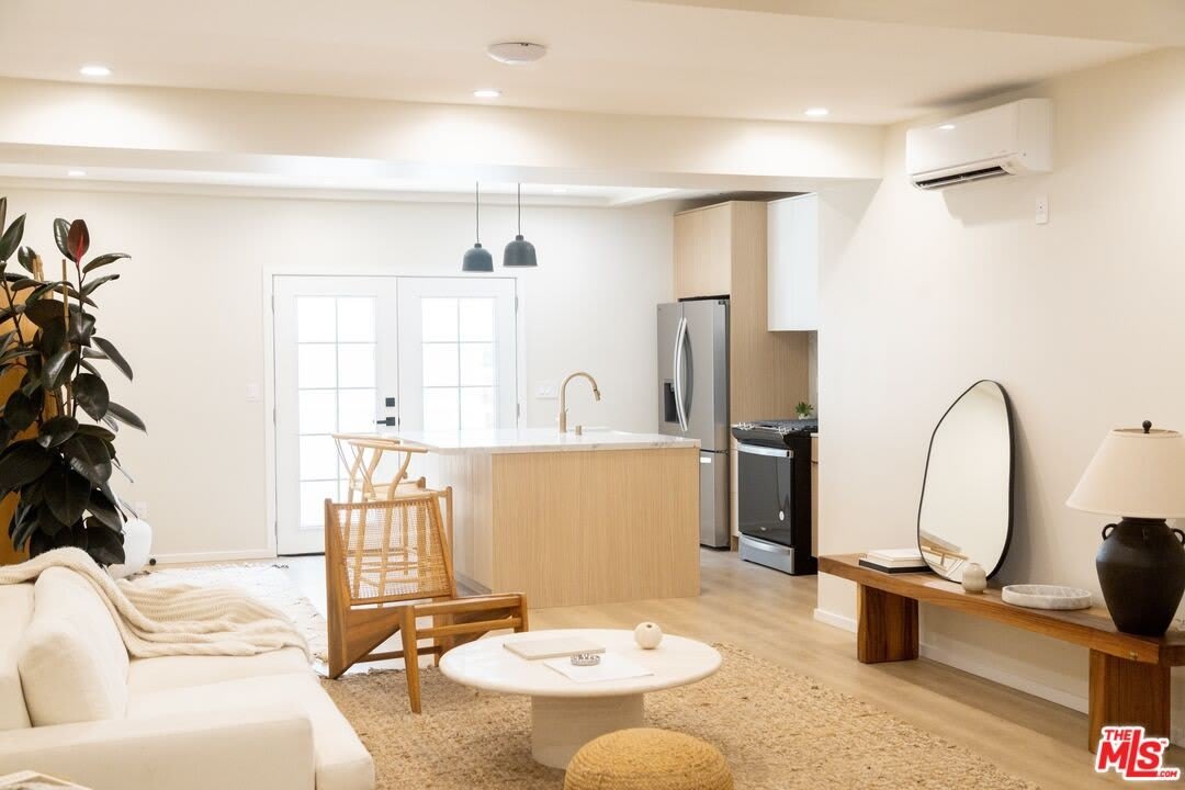 1409 N Hudson Ave – photo 1