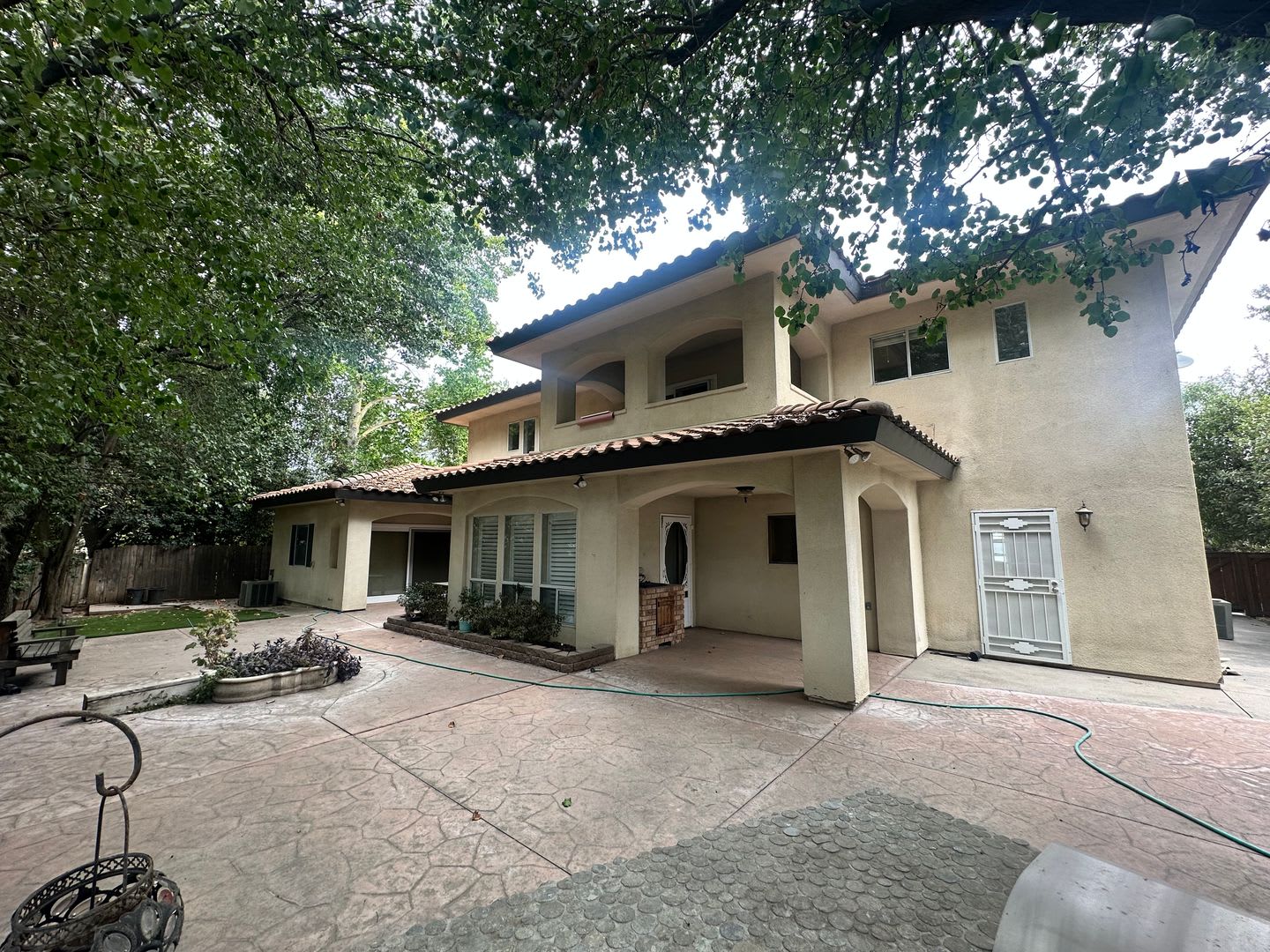 Two story house located in The Lakes gated community – photo 5