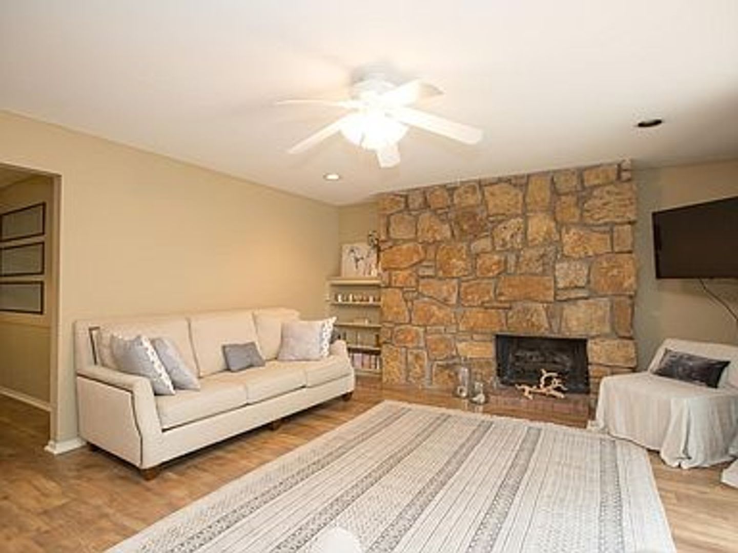 No Pets Allowed Wonderful 2 Bedroom 2 Bath Duplex Unit Has Been Well Maintained Quiet Midtown Tulsa Neighborhood – photo 2
