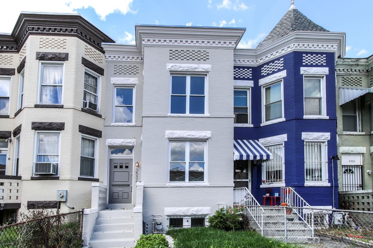Renovated Columbia Heights 3BD Rowhome with 2 parking spaces!! – photo 2